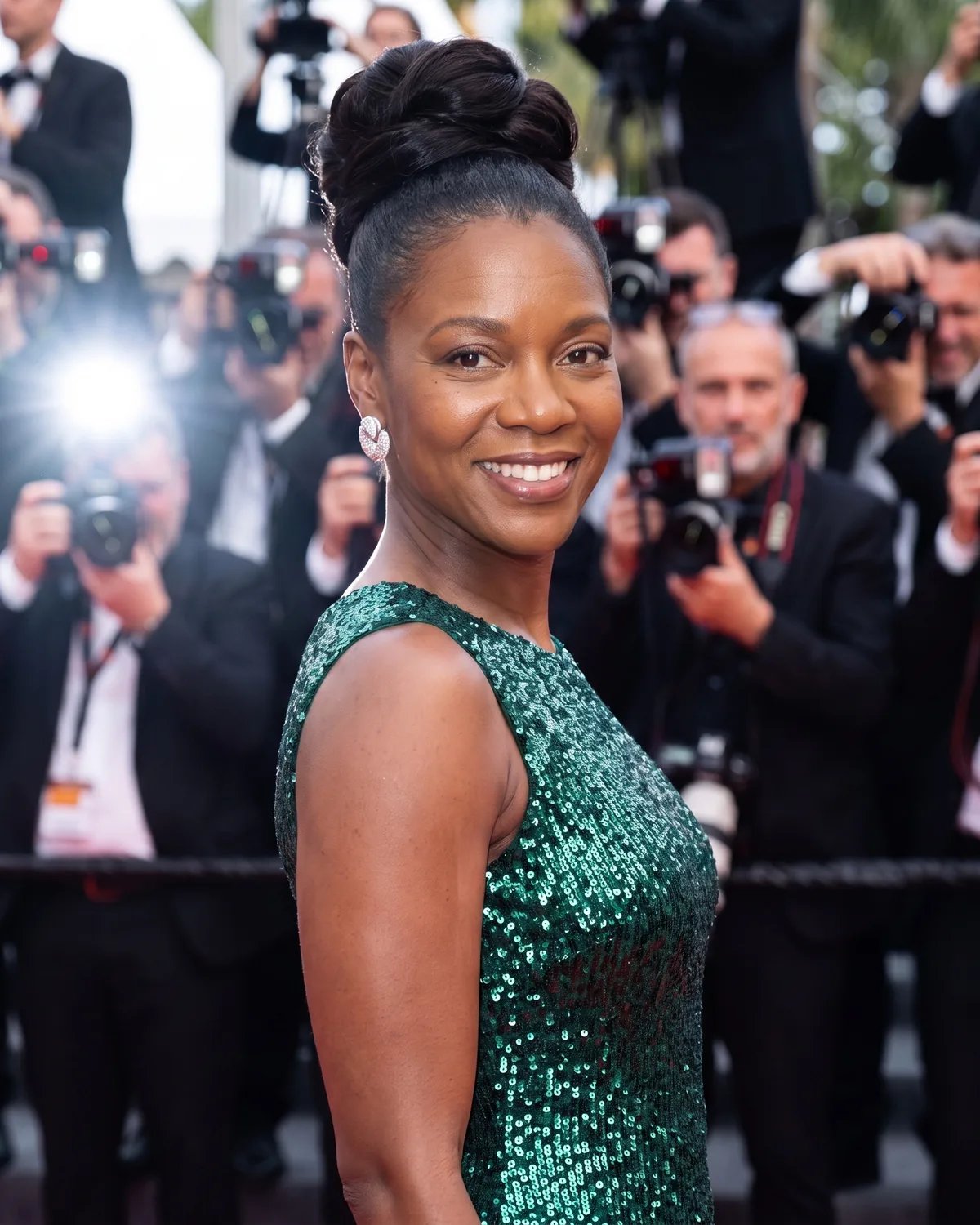 The guest's face on the movie star, with the gown, updo and photographers unchanged